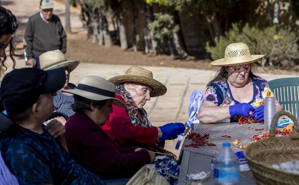 Huerto y artesanía para mantener la memoria en Cas Serres