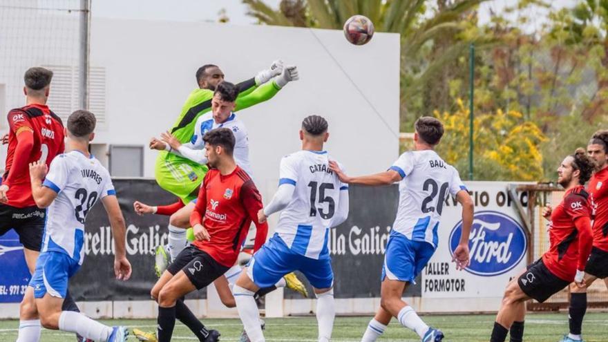 Guzmán despeja con los puños un balón aéreo. | SD FORMENTERA