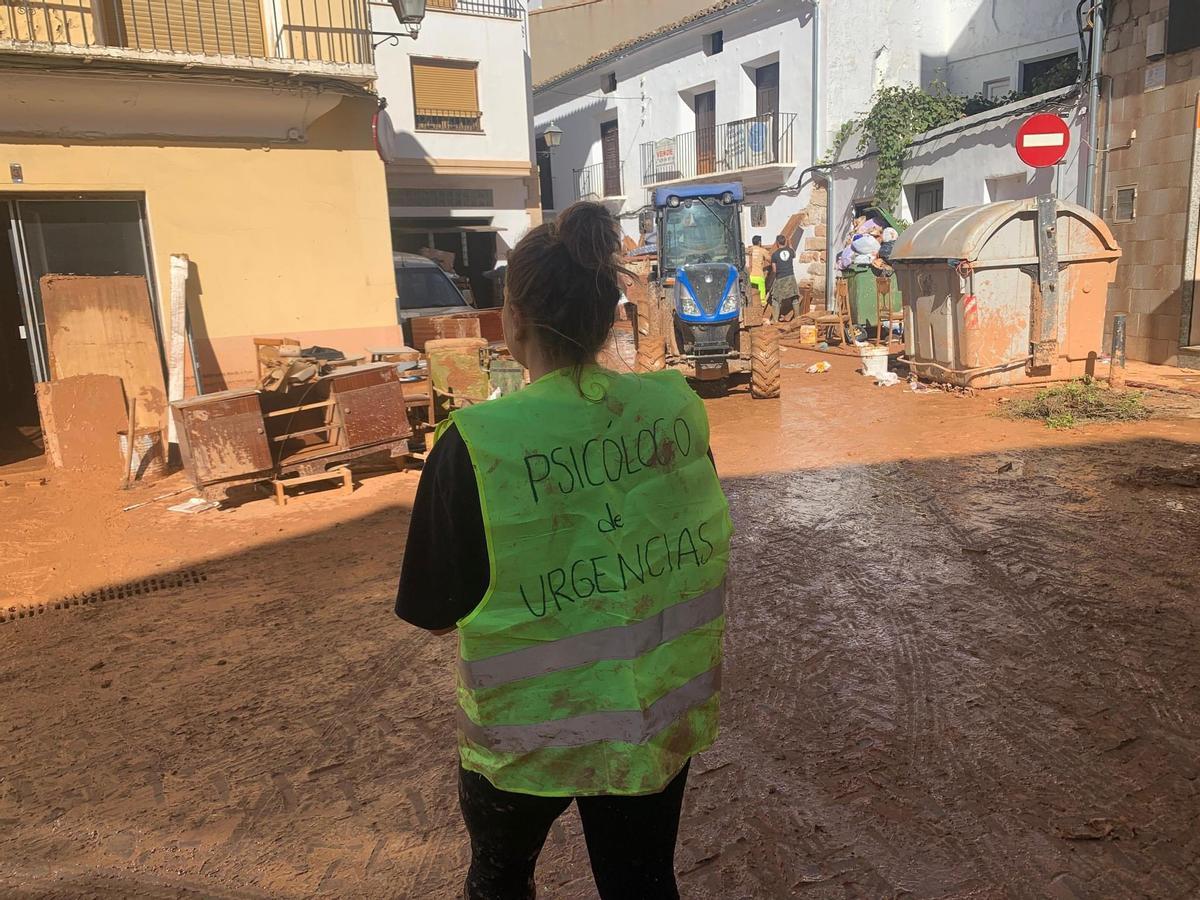 Asistencia psicológica en una calle de Utiel, hace unos días.