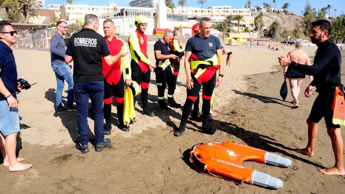 Los bomberos de San Bartolomé de Tirajana han empezado a realizar las prácticas con el dron acuático en la Playa del Inglés.