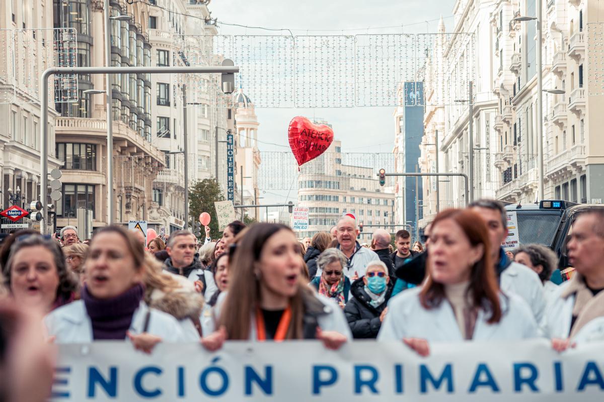 Médicos y pediatras de Atención Primaria se manifiestan entre la Consejería y la sede de la Comunidad de Madrid. 