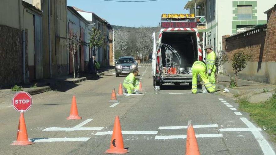 Operarios instalan, en la mañana de ayer, un reductor de velocidad a la entrada de Morales de Rey.