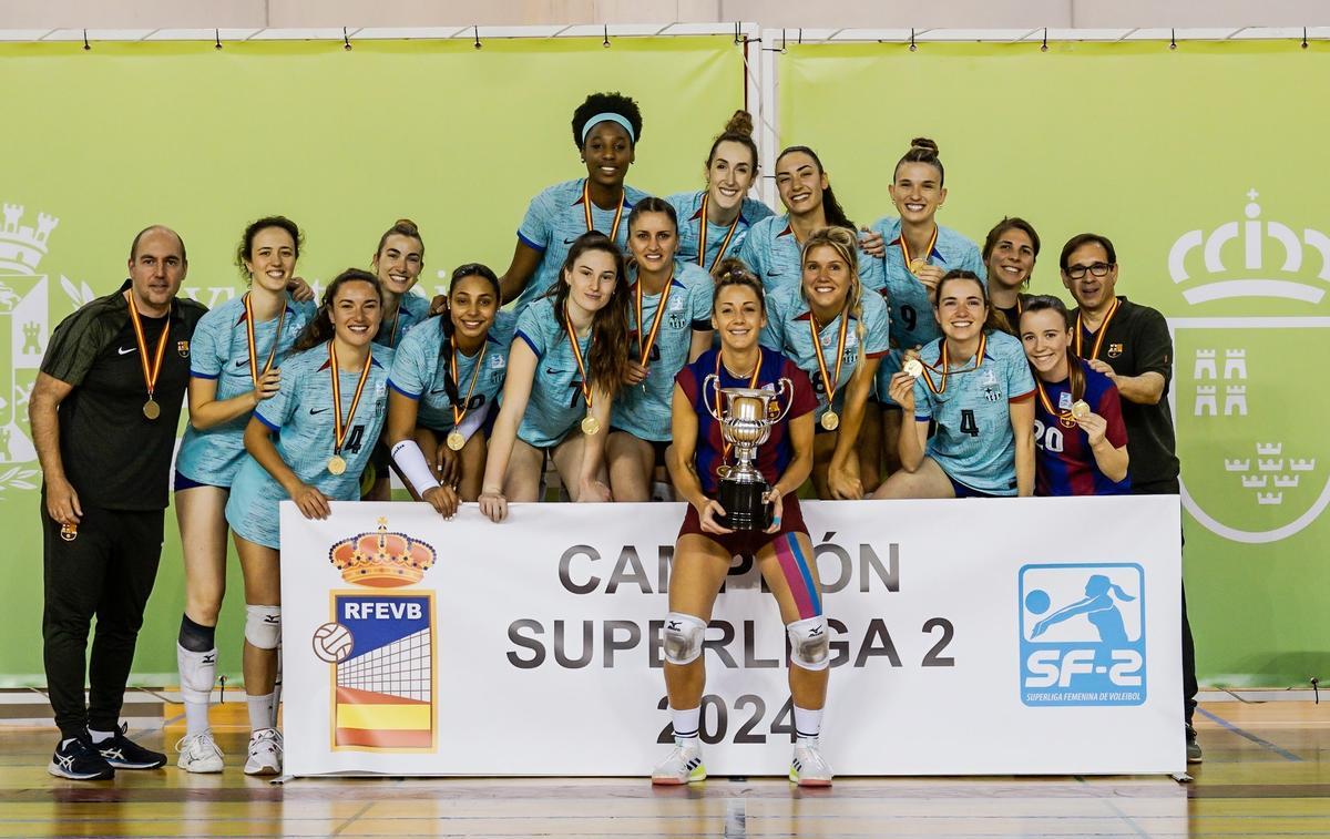 Barça CVB, aixecant el trofeu de campiones (RFEVB)