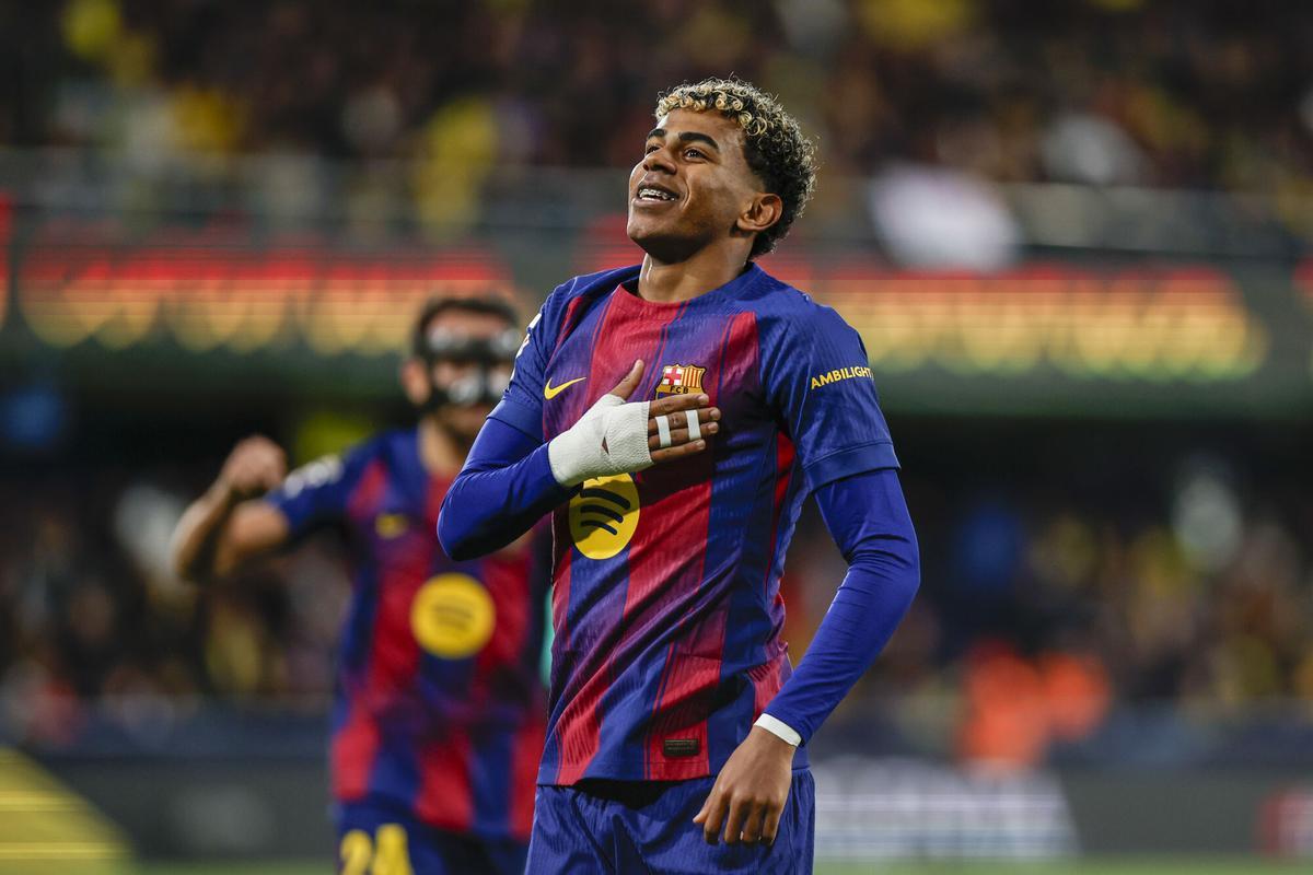 Lamine Yamal celebra su gol en el Villarreal - Barça de LaLiga 2025/26