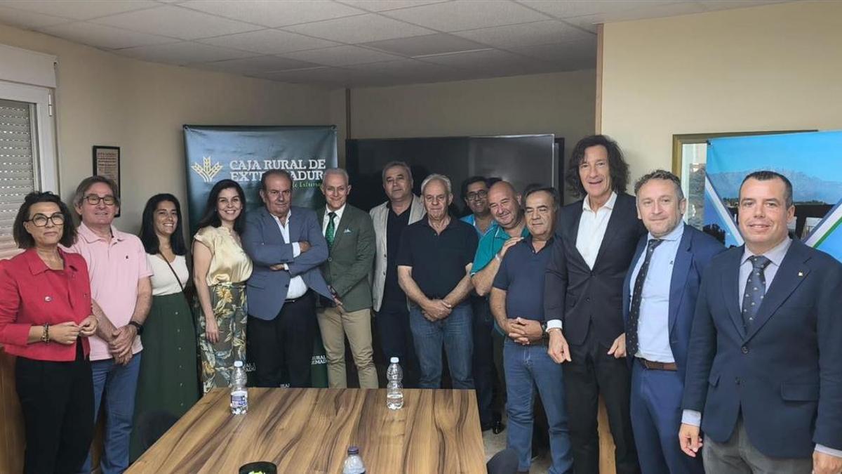 Caja Rural de Extremadura reafirma su apoyo al sector primario con la modernización de los regadíos de Rosarito.