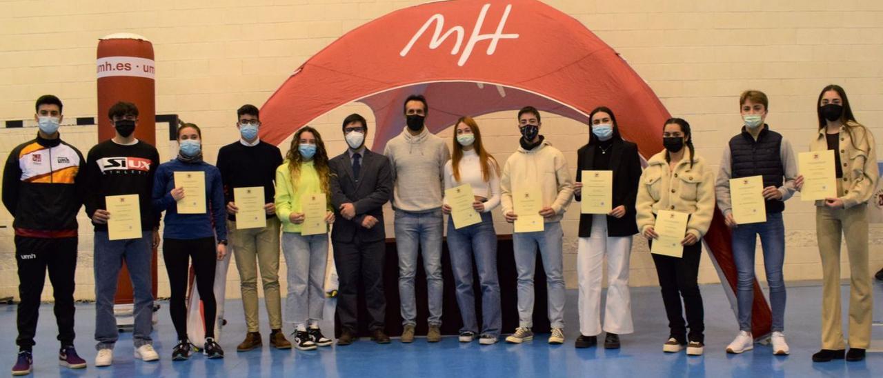 Foto de familia con los jóvenes reconocidos por su talento en el deporte y los estudios.