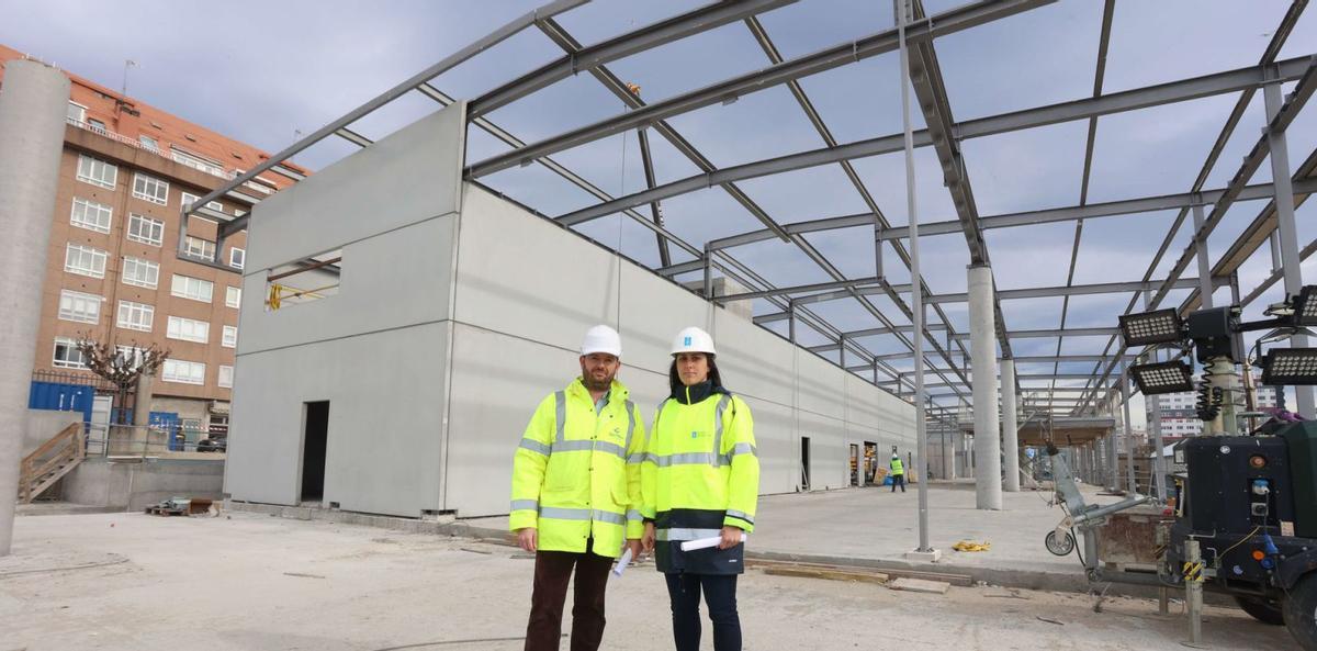 Félix Gómez y Tamara Subiela, junto a la estructura de la terminal de viajeros. | Iago López