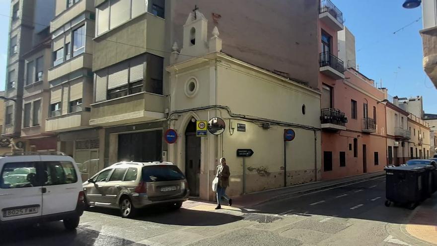 La capilla de la Mare de Déu dels Àngels de Vila-real se ubica en la confluencia de la calle del mismo nombre y Comunió.