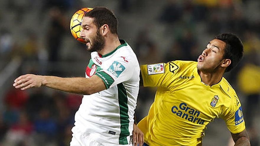 Sergio Araujo lucha el balón con Lombán.