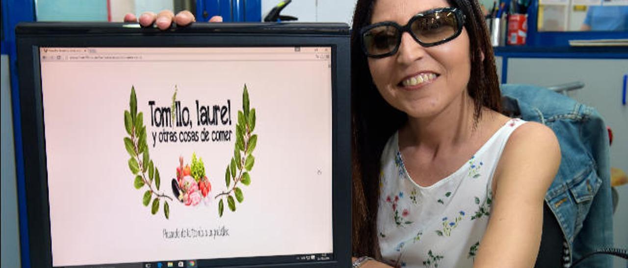 La teldense Carolina López muestra la portada de su blog &#039;Tomillo, laurel y otras cosas de comer&#039;.