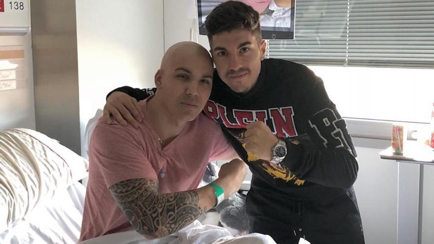 Maverick Viñales, visitant Oscar Fernández, a Barcelona