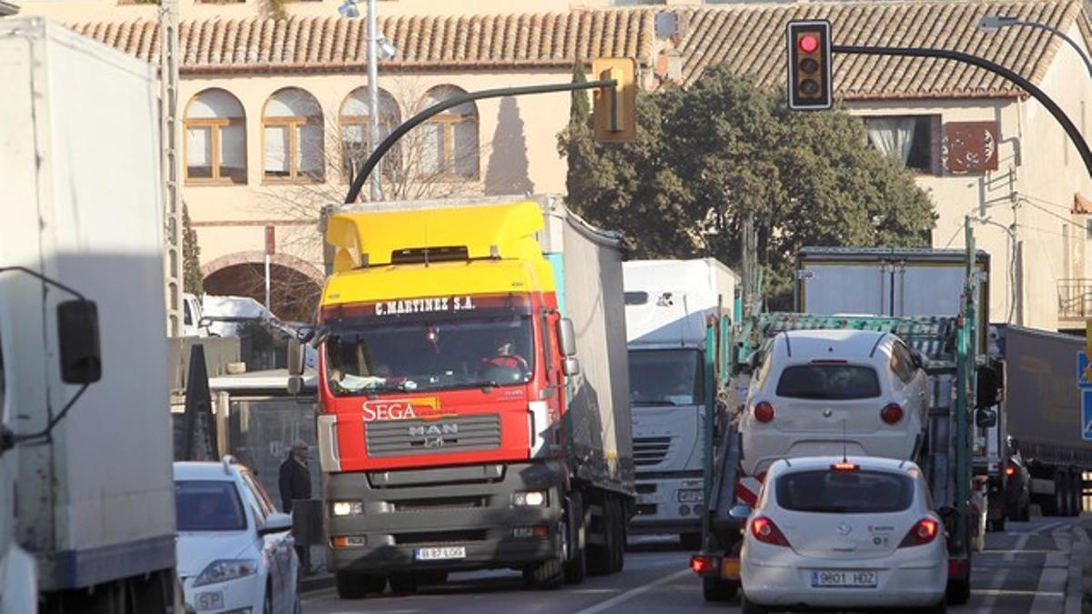 Tráfico en la carretera N-2 a su paso por Bàscara (Alt Empordà).