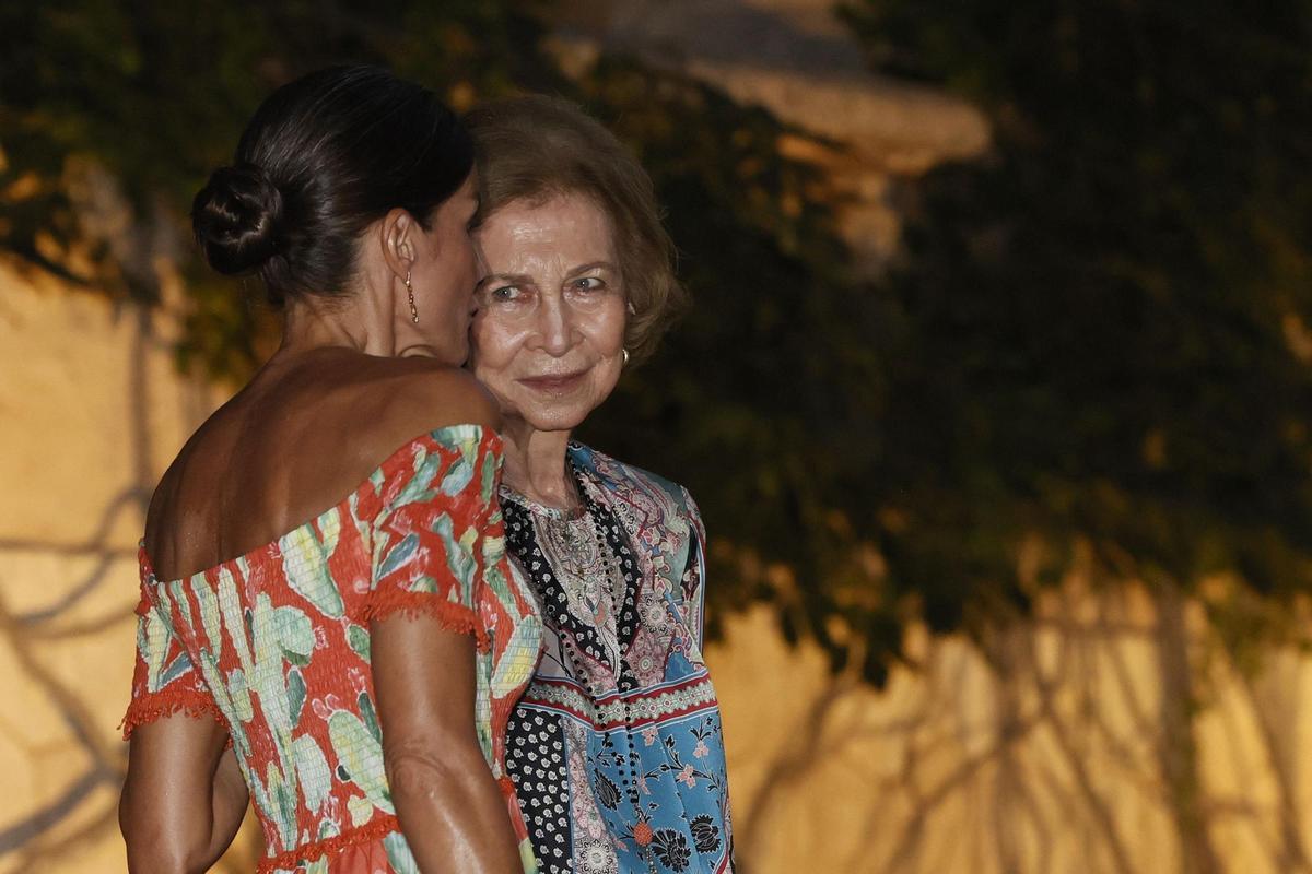 PALMA DE MALLORCA, 04/08/2022.- La reina Letizia y la reina Sofía (d) durante la recepción este jueves de más de 300 representantes de la sociedad balear, en un encuentro que por primera vez tiene lugar en los jardines del Palacio de Marivent, en Palma de Mallorca. EFE/Ballesteros