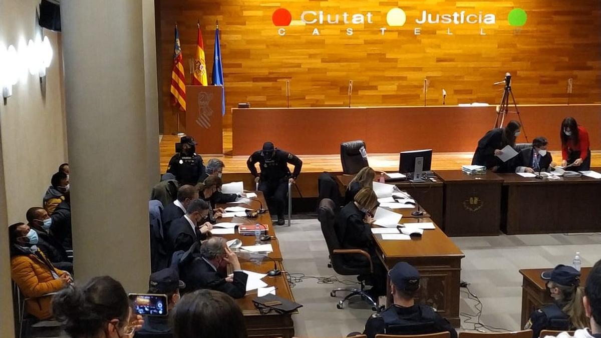 Imagen de los procesados y sus defensas minutos antes de la lectura del veredicto en la Audiencia Provincial