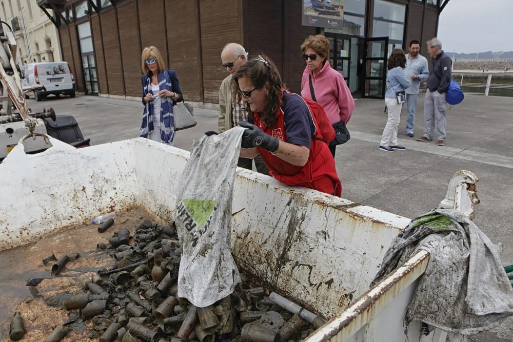 Labores de recogida de basura del fondo del muelle