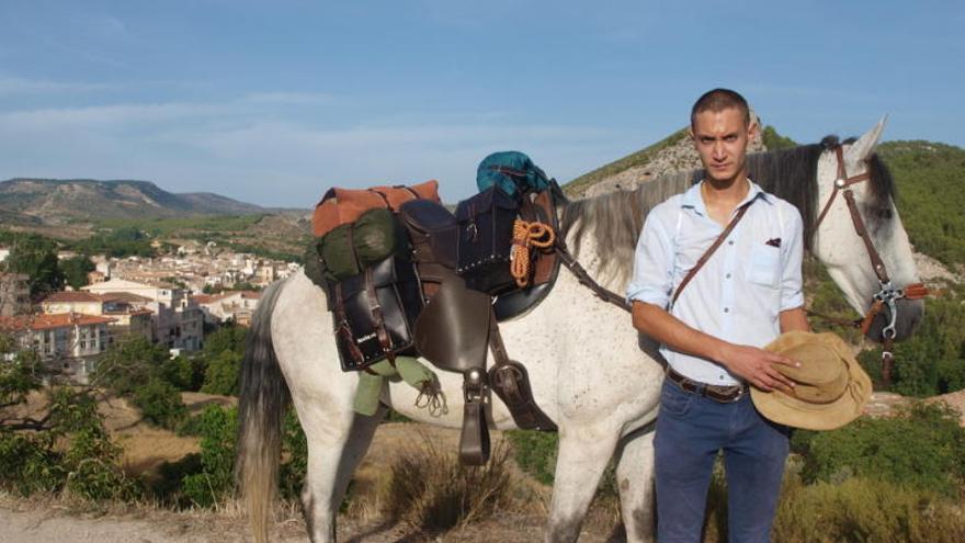 Luis Eneas y su caballo saliendo de su cortijo en Nerpio ayer por la mañana.