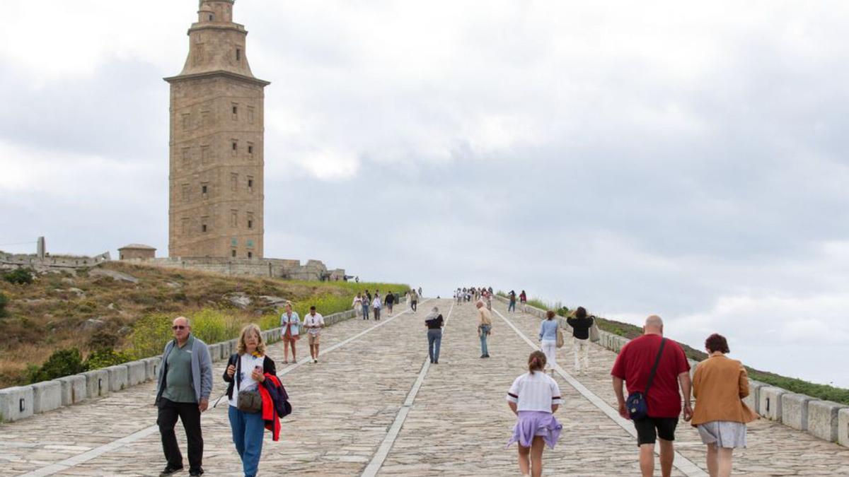 Turistas en la Torre de Hércules.