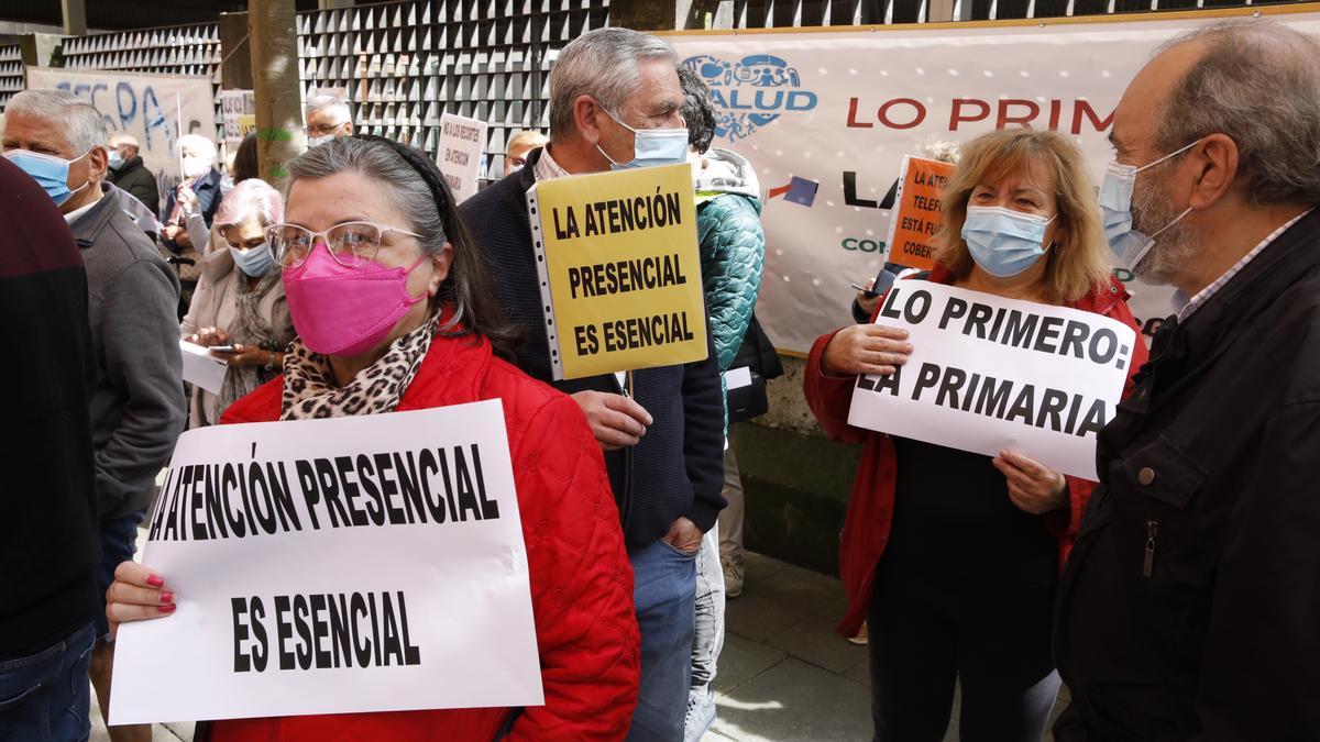 Protesta vecinal en el centro de salud de Severo Ochoa