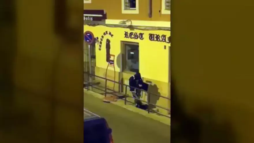 Intenta robar en un bar de Madrid y pierde el botín por el camino