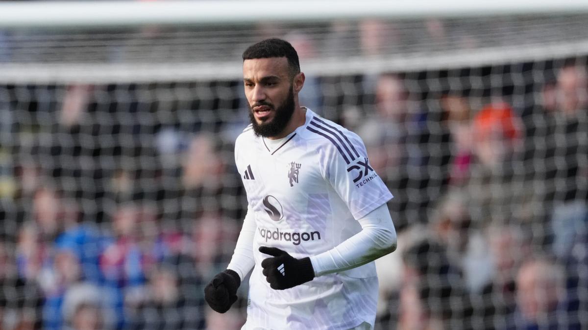 Manchester United's Noussair Mazraoui runs into position during the English Premier League soccer match between Crystal Palace and Manchester United, at Selhurst Park Stadium in London, Sunday, Nov. 30, 2025. (AP Photo/Dave Shopland)