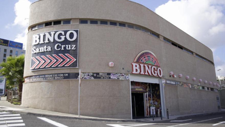 Los autores accedieron encapuchados al interior del Bingo Santa Cruz a la una de la madrugada y después huyeron, sin que hayan sido localizados.