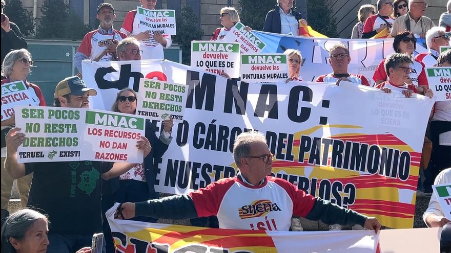 Una cincuentena de personas se concentran ante el Museo Nacional de Arte de Cataluña (MNAC) para reclamar el regreso de las pinturas murales al Monasterio de Santa Maria de Sijena.