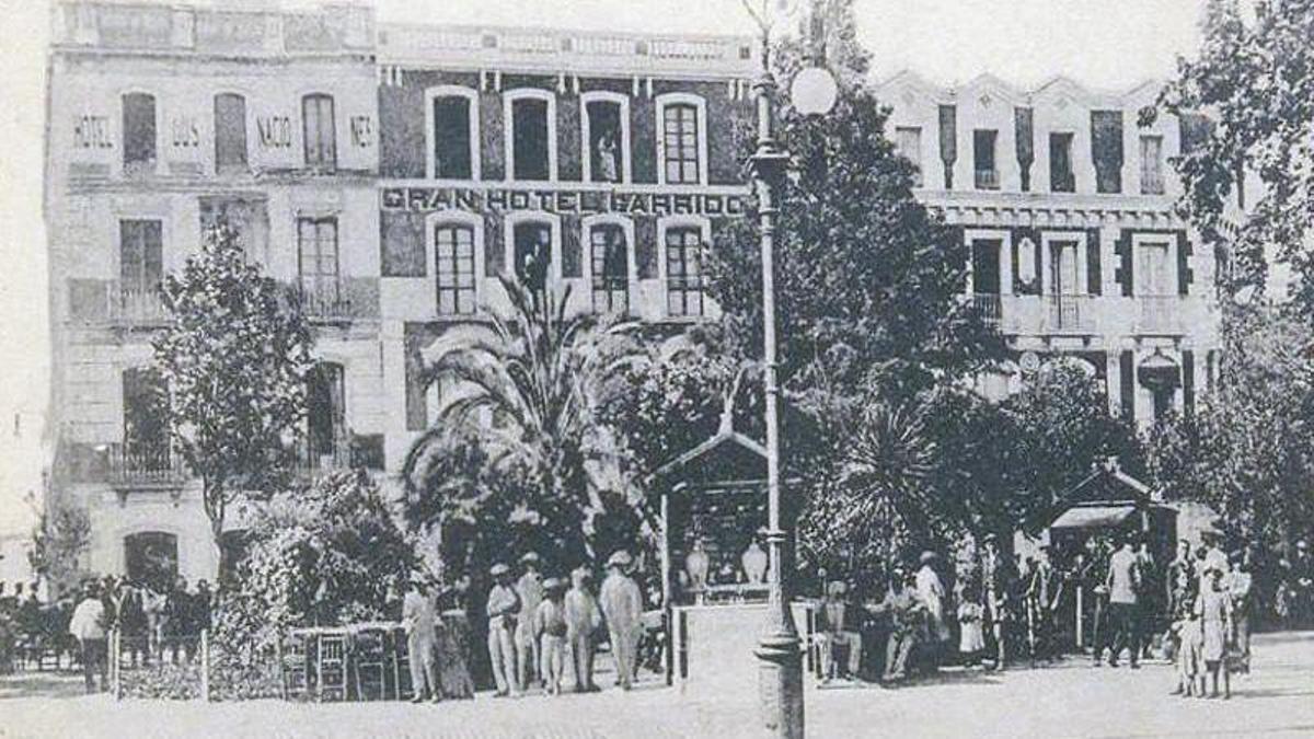 De izquierda a derecha: Hotel Dos Naciones, Hotel Garrido (antes Vivac) y el Hotel Central, antes Teatro Cómico.