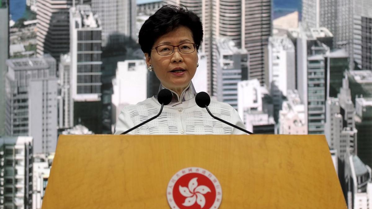 Carrie Lam, jefa del Gobierno de Hong Kong, en la rueda de prensa en la que ha anunciado la suspensión de la ley de extradición.