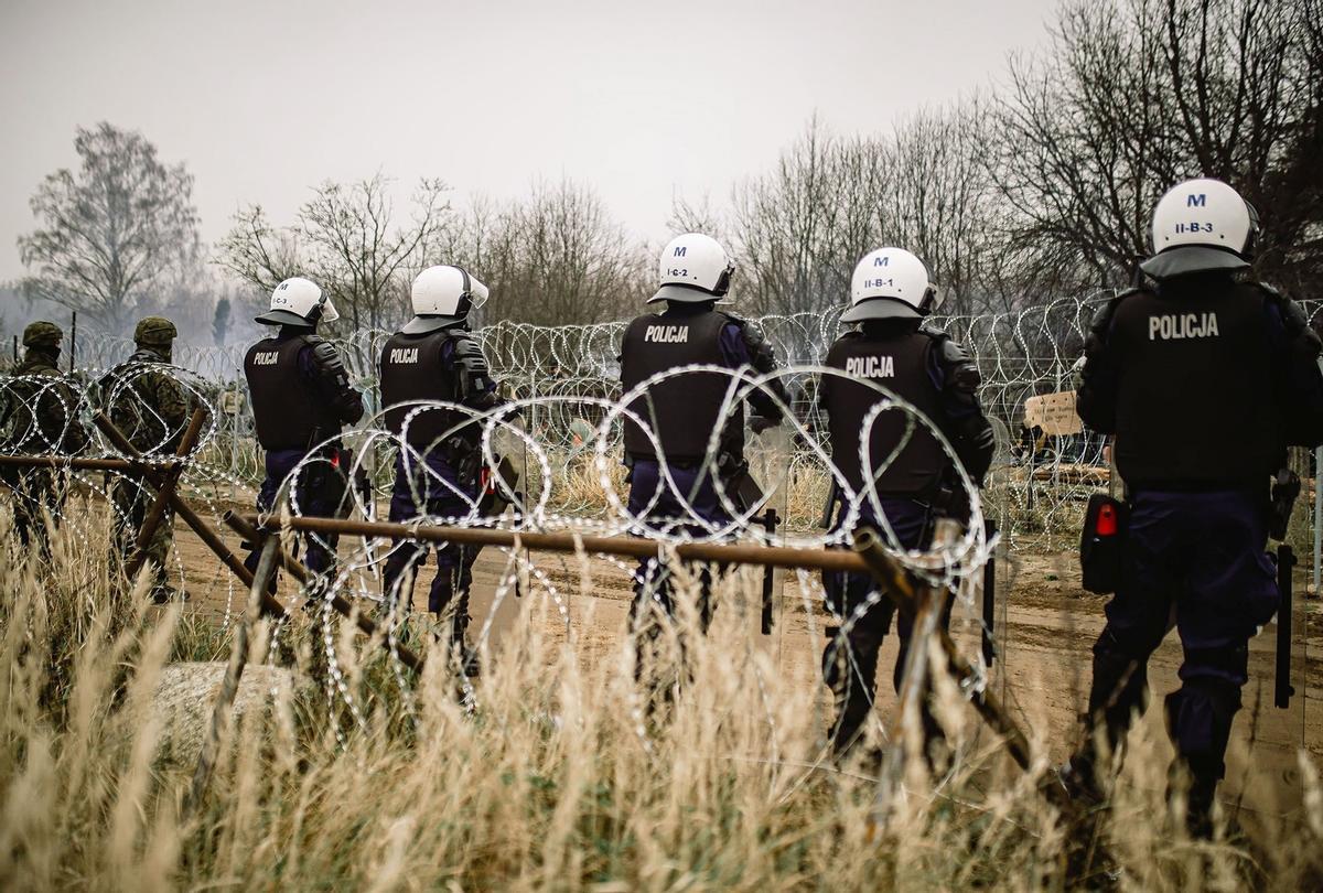 Un grupo de policías custodia la frontera militarizada entre Polonia y Bielorrusia