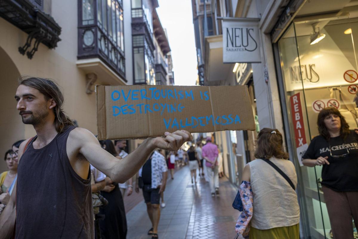 Centenares de personas participan en la cadena ‘a la fresca’ contra la masificación turística en Mallorca