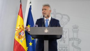 El ministro de Política Territorial y Memoria Democrática, Ángel Víctor Torres, ofrece una rueda de prensa tras el presidente del Gobierno y el presidente de la Generalitat de Catalunya.