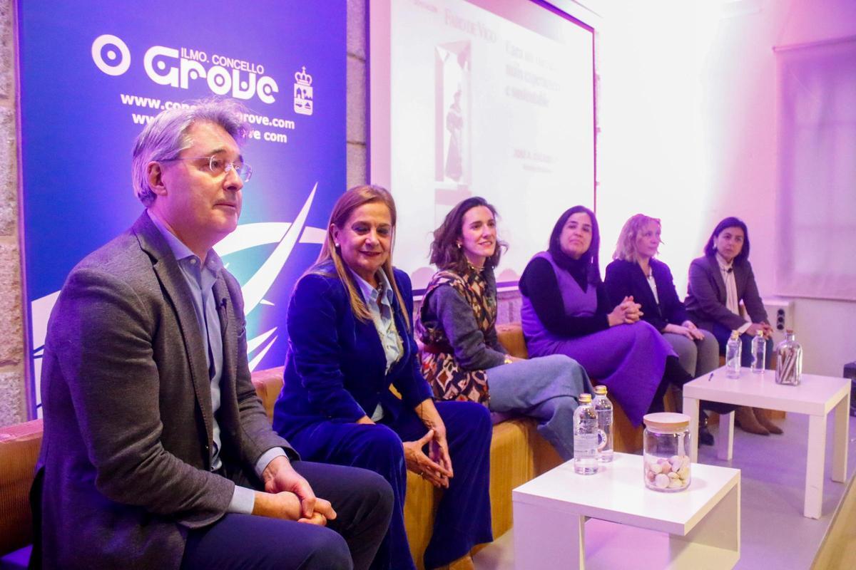 José Cacabelos, Carmela Silva, Lorena Varela, Marta Giráldez, Mar Rodríguez y Emma Torres, enla charla coloquio sobre un “turismo más experiencialy sostenible”, impulsada por FARO DE VIGO y la Diputación de Pontevedra, ayer. | // IÑAKI ABELLA