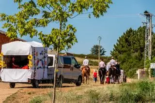 Sevillanas y lunares en Tábara: así celebra su particular feria rociera