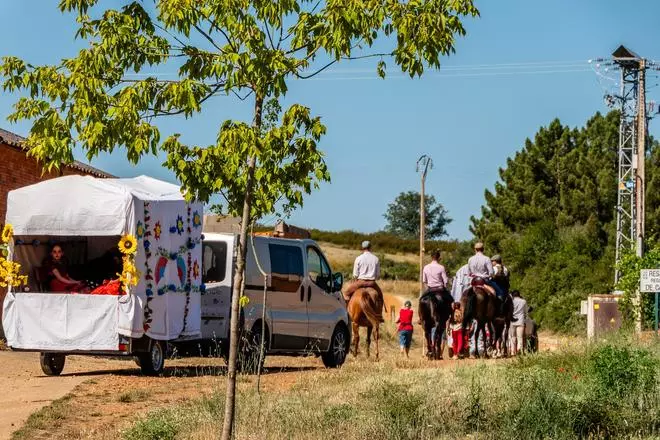 Sevillanas y lunares en Tábara: así celebra su particular feria rociera