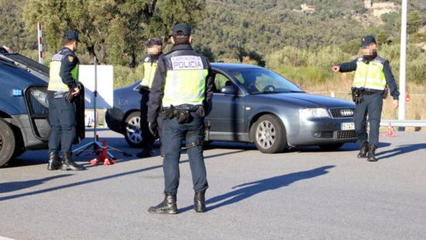 Agents al control que han establert a l&#039;accés a l&#039;autopista a La Jonquera.