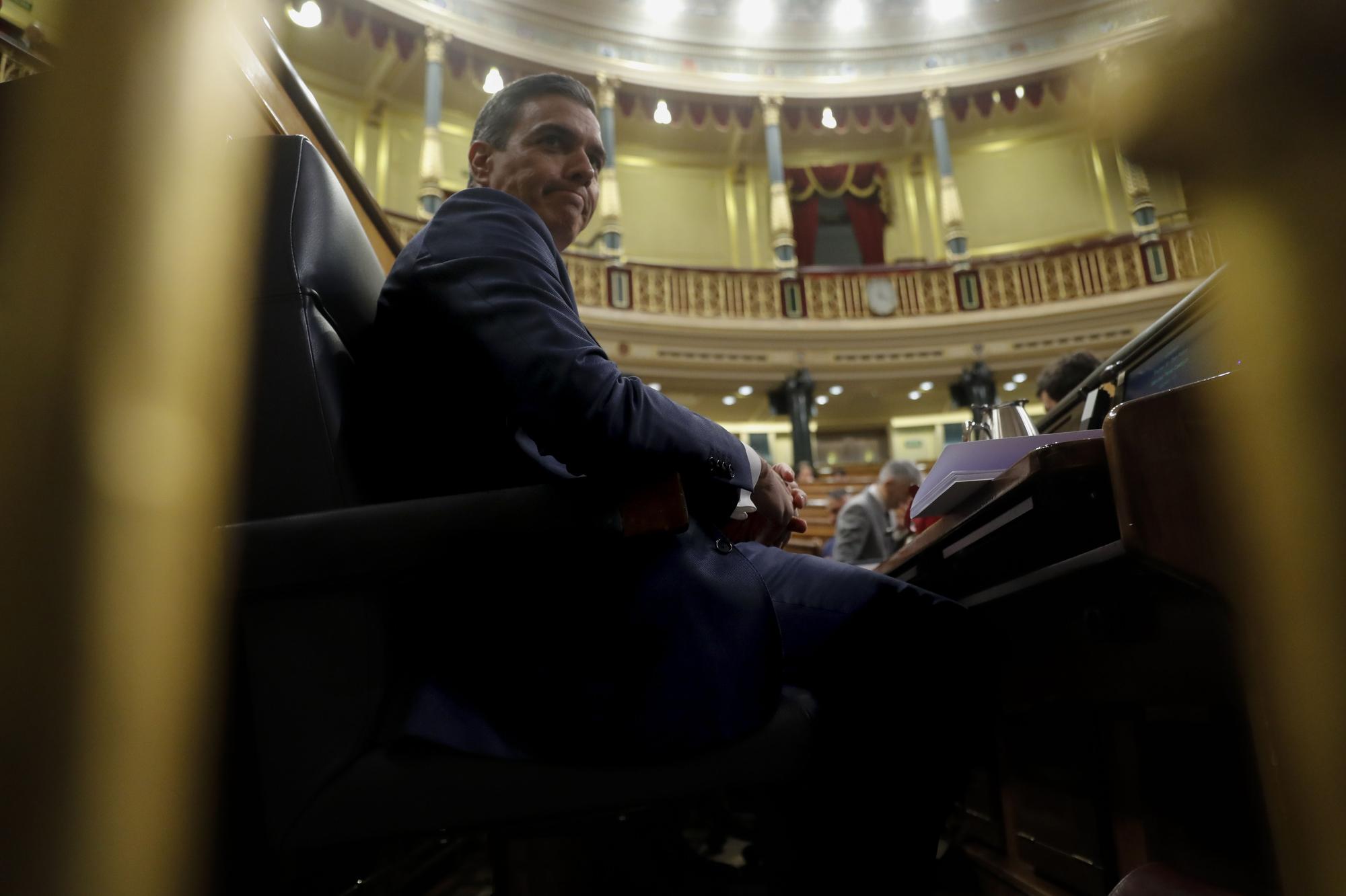 El presidente del Gobierno, Pedro Sánchez, asiste a la sesión plenaria de este martes en el Congreso de los Diputados en Madrid.