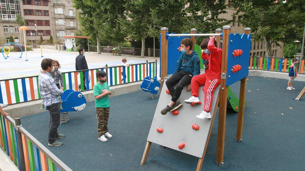 Menores en un parque infantil de Ourense. // I. Osorio