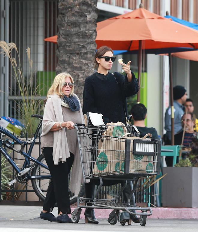 Irina Shayk y la madre de Bradley Cooper de compras