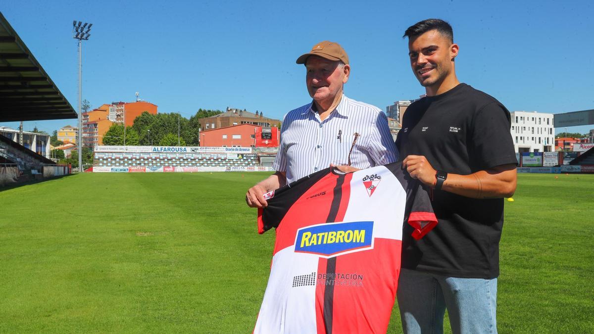 Carlos Torrado (derecha) durante su presentación como nuevo jugador del Arosa.