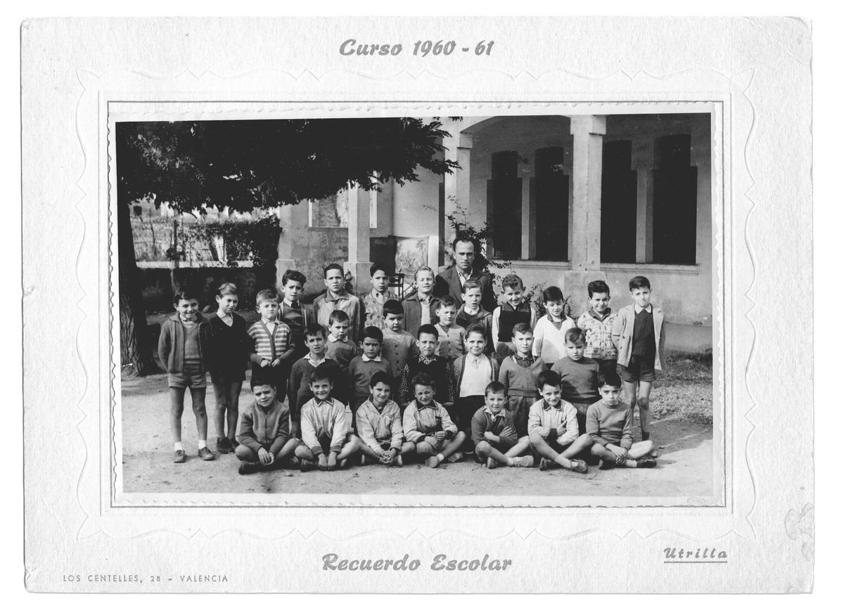 Alfons de Batlle amb alumnes de l'escola de Peralada, curs 1960-1961.