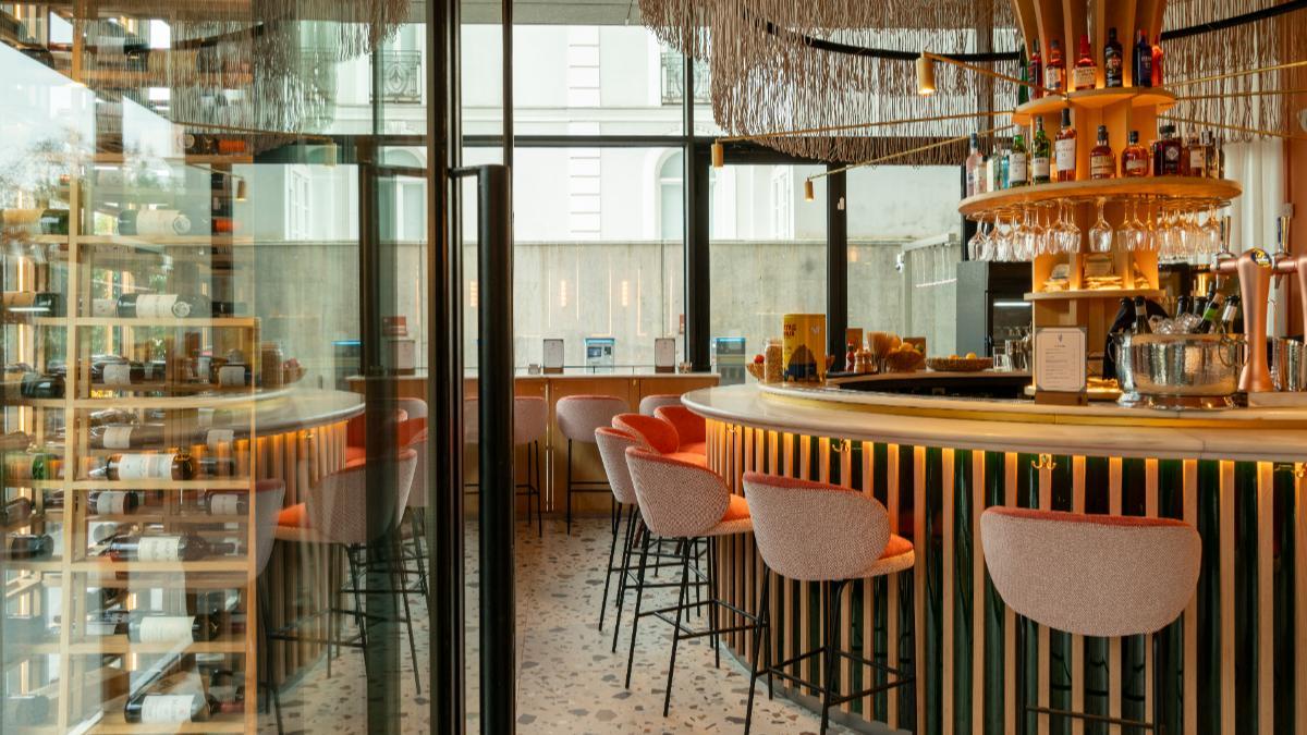 La barra de Almara, uno de los espacios protagonistas del restaurante, pensada para comer de manera más informal sin renunciar a la propuesta de la casa.