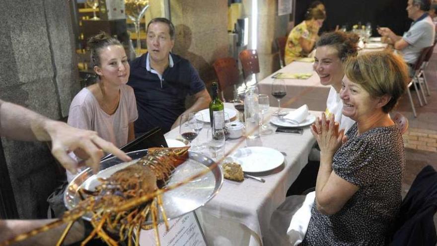 Una langosta de más de un kilo a punto de ser consumida por turistas en una terraza de la ciudad.