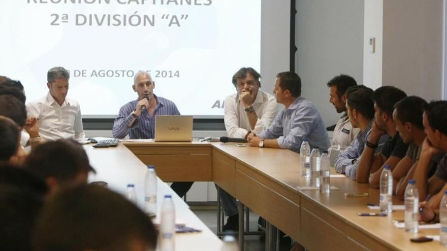 El presidente de la AFE, Luis Rubiales (c), en la reunion celebrada hoy con todos los capitanes de los equipos de la Liga Adelante