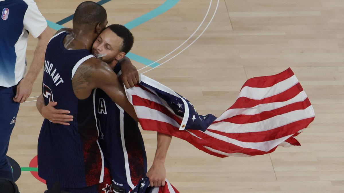 Stephen Curry celebra la victoria con Kevin Durant después de ganar el partido de baloncesto masculino por la medalla de oro entre Francia y EE.UU.