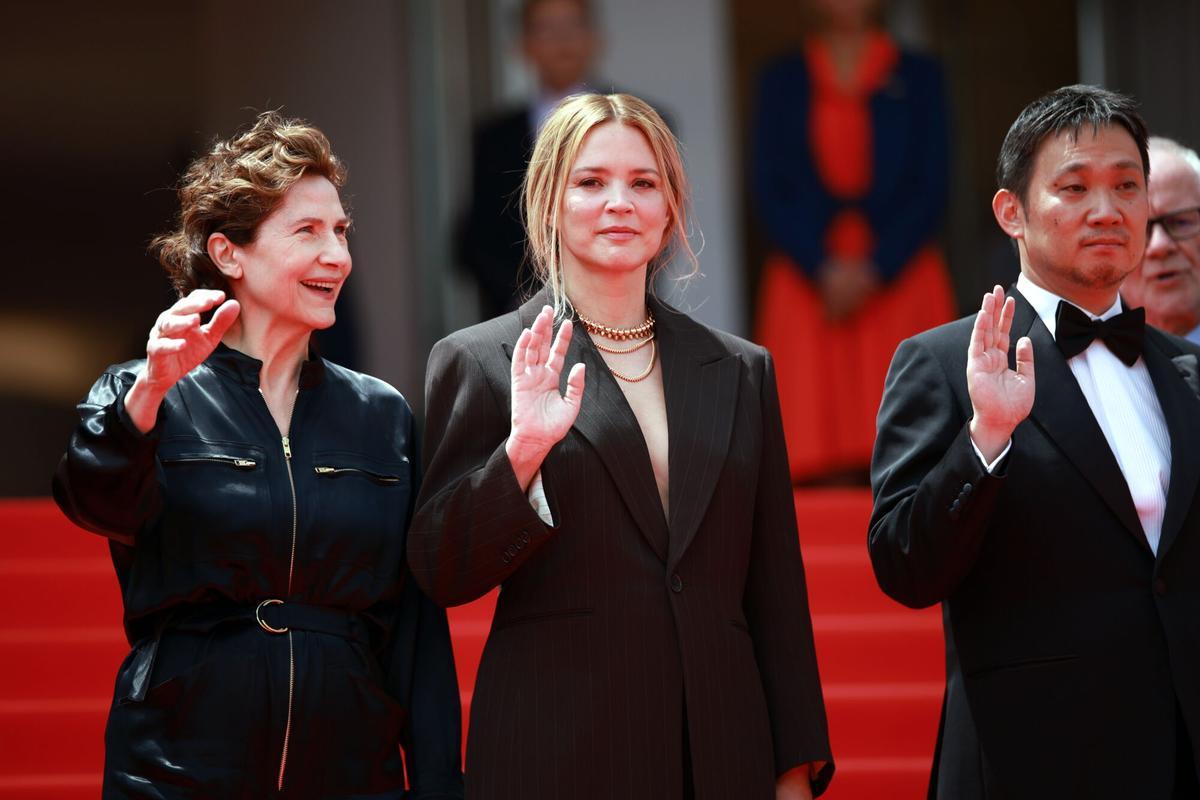Marie Bunel, el director Ryusuke Hamaguchi y Virginie Efira asisten al estreno de 'Soudain' durante en el Festival de Cine de Cannes