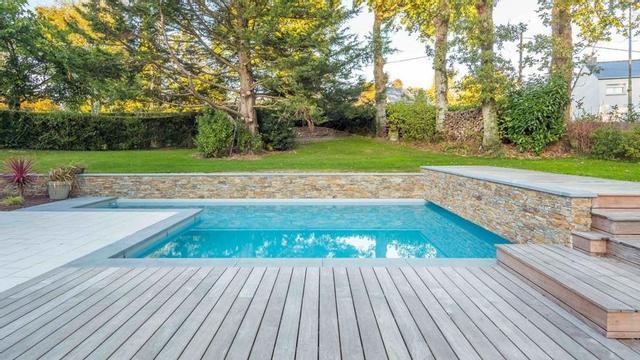 La piscina y su entorno se convierte en un lugar ideal para disfrutar todo el año. | FIRMA