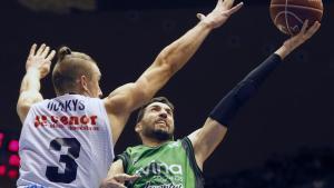 Dulkys, del Obradoiro, defiende una acción del verdinegro Sergi Vidal