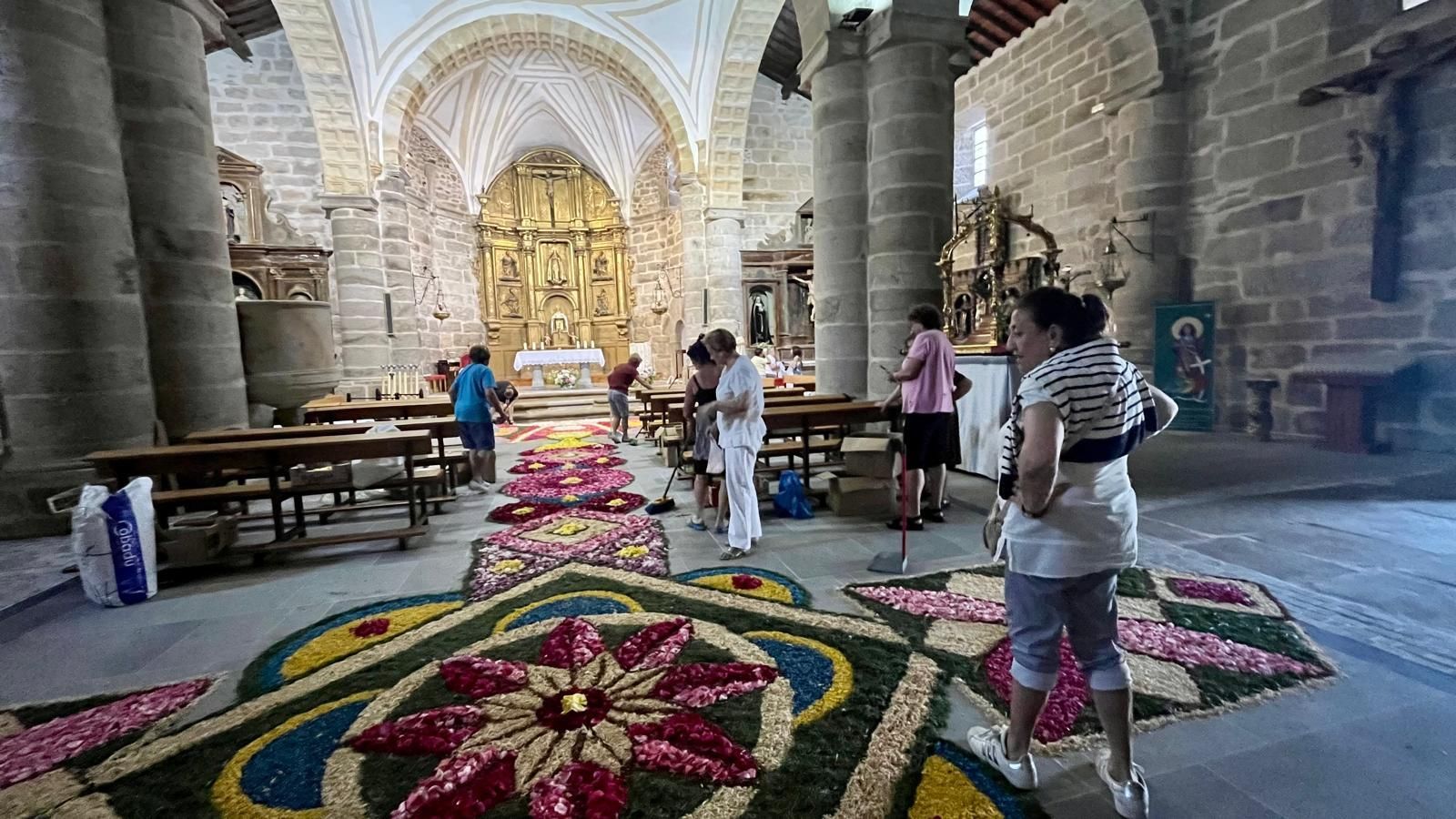 GALERÍA | Bermillo vuelve a brillar con la alfombra floral del Corpus Christi