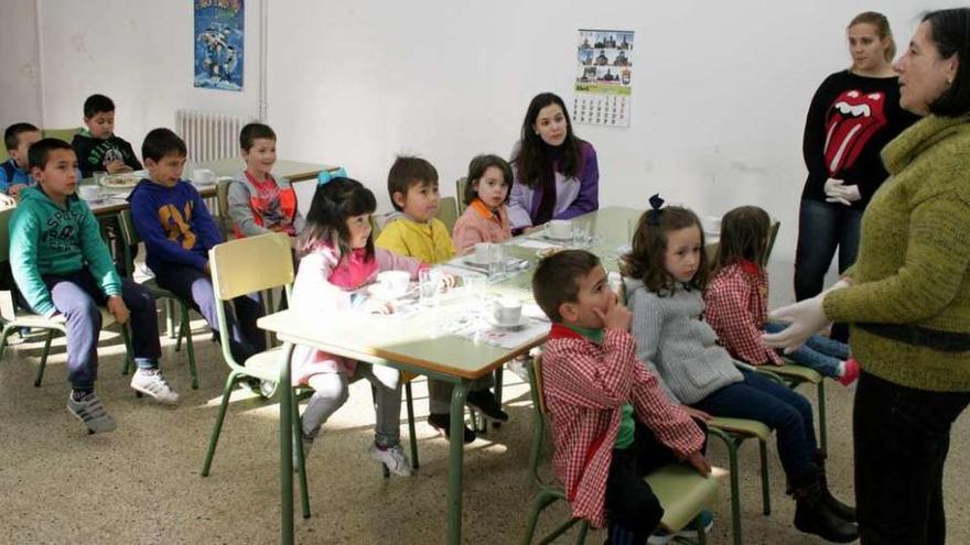 Una clase dentro del programa &quot;Desayunos saludables&quot; en el colegio de Cerdedo. // Bernabé / Víctor Espiño