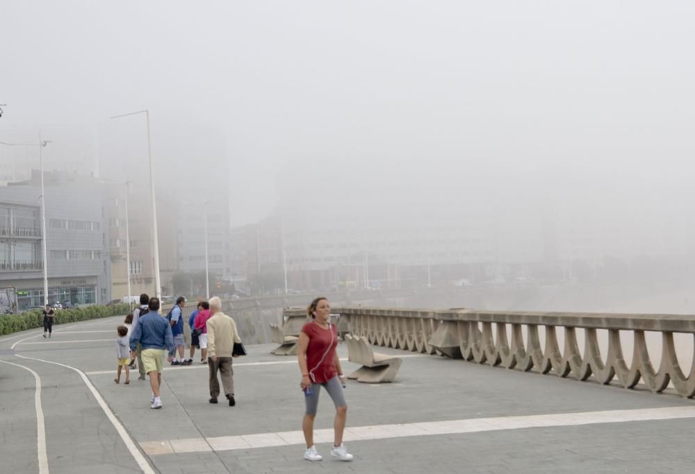 A Coruña, cubierta por la niebla